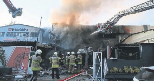 İzmir’de rulman fabrikası yandı
